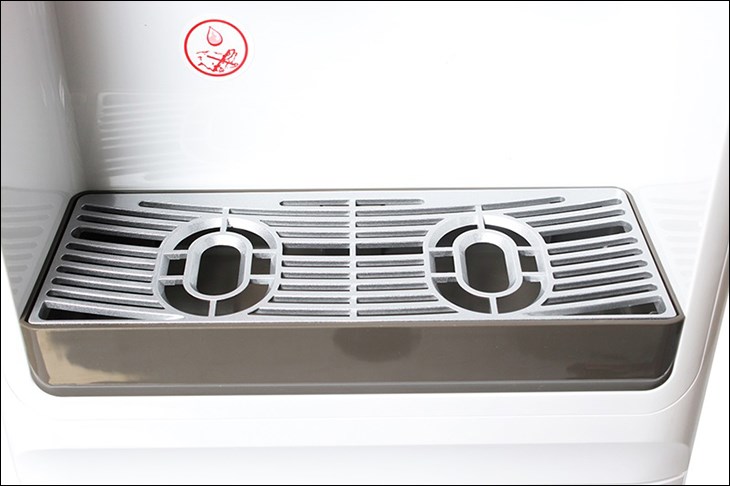 Khay hứng nước thừa của cây nước nóng lạnh Kangaroo KG31A3 500W có thể được làm sạch nhanh gọn bằng máy rửa chén