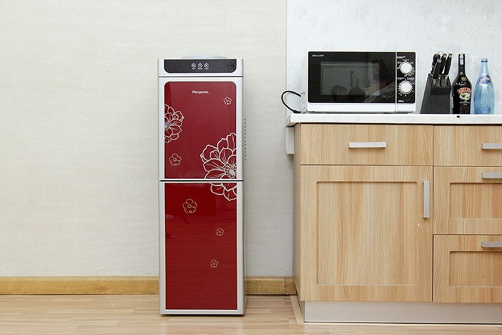 Nhờ sở hữu kiểu dáng bắt mắt với gam đỏ nổi bật, cây nước nóng lạnh Kangaroo KG40N 600W giúp không gian tăng thêm tính thẩm mỹ