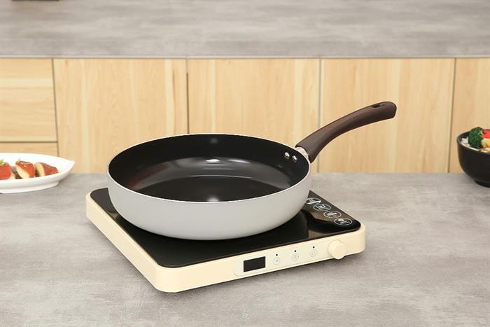 Chảo chống dính đáy từ Elmich Smartcook SM5708MN 28 cm được phủ bởi chất phủ chống dính Ceramic chống dính tốt