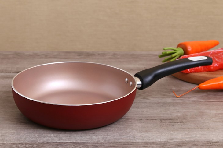 Bề mặt chảo nhôm sâu chống dính đáy từ 24 cm DMX CSE được làm bằng lớp chống dính phủ sơn Whitford Xylan chịu nhiệt tốt