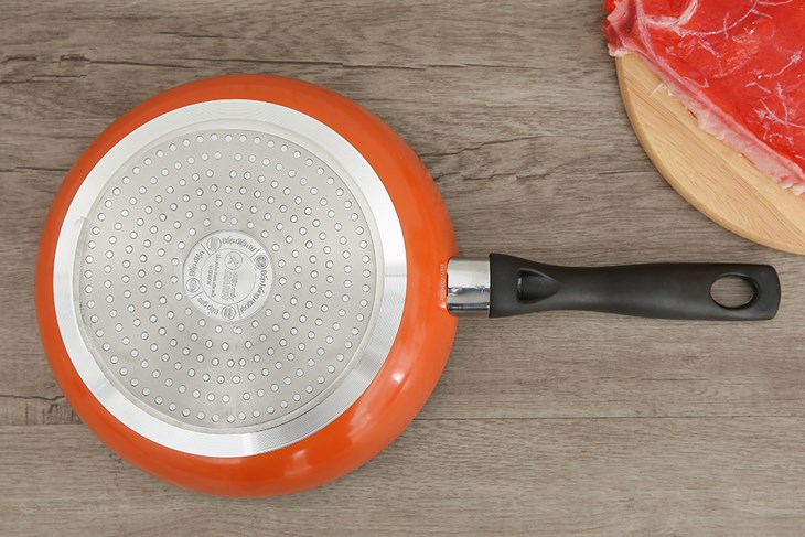 Đáy chảo nhôm chống dính đáy từ 24 cm DMX CTE được thiết kế phẳng, cho khả năng truyền nhiệt tốt, giúp bạn nấu chín thức ăn nhanh chóng