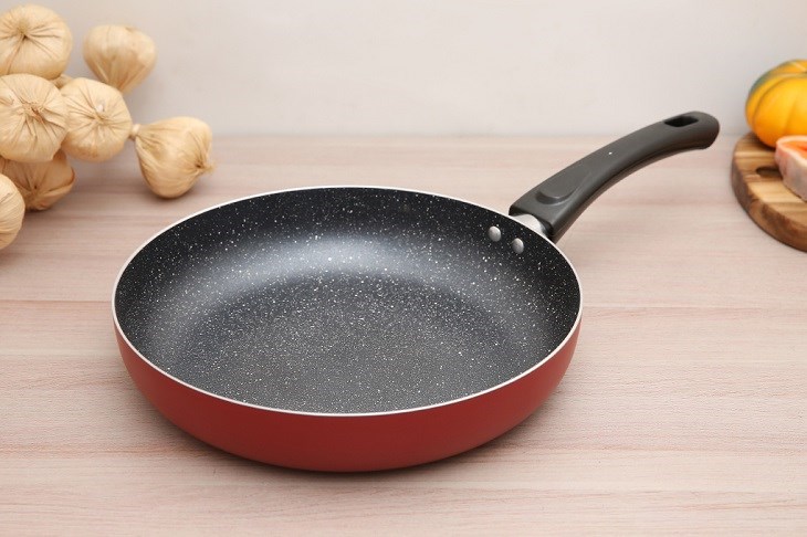 Chảo nhôm chống dính vân đá đáy từ 26 cm Delites CE008-26 có mức giá chỉ 170.000 VNĐ (cập nhật tháng 5/2023, có thể thay đổi theo thời gian)