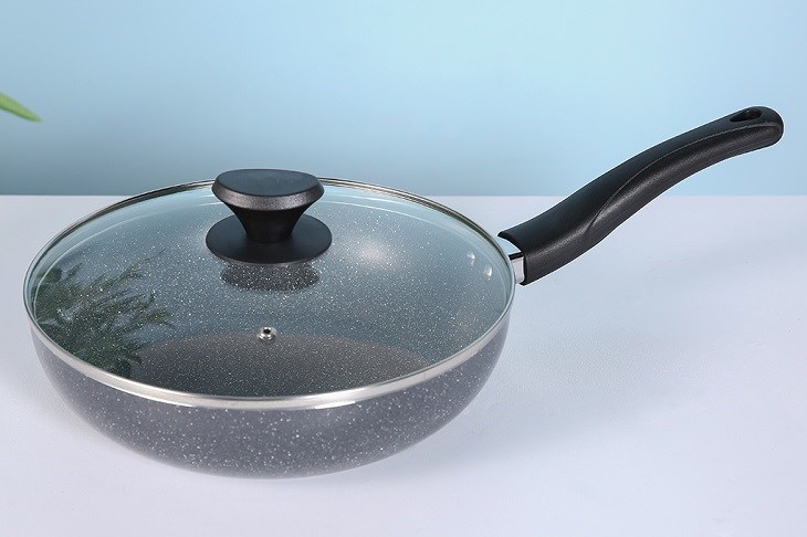 Chảo nhôm sâu chống dính vân đá đáy từ nắp kính 26 cm Delites CE005-26 có đường kính 26cm nấu được khá nhiều đồ ăn