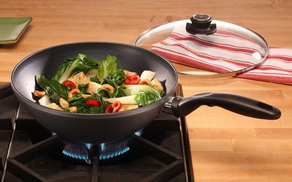 Dễ dàng quan sát bên trong với vung kính trong suốt