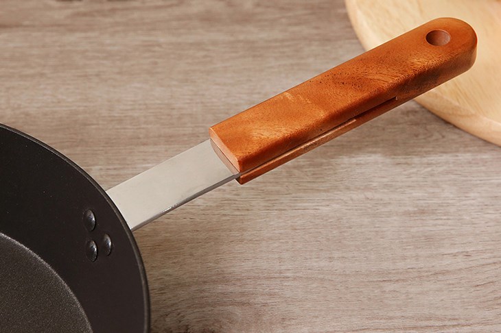 Chảo nhôm chống dính đáy từ 26 cm Happycook OSFP-26IH sở hữu tay cầm chảo dài, bọc cách nhiệt vân gỗ đẹp mắt, giúp bảo vệ người dùng khỏi tình trạng bị bỏng