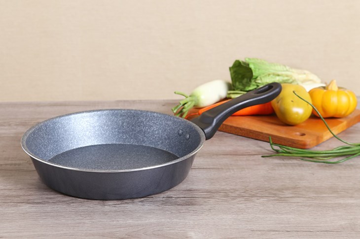 Chảo nhôm chống dính đáy từ 28 cm Happycook MFP-28IH GRAY có đường kính chảo 28cm, đáp ứng nhu cầu sử dụng của gia đình có từ 4 - 6 thành viên