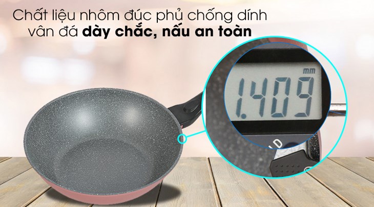Chảo nhôm sâu chống dính vân đá đáy từ 28 cm Happycook Aura AWP-28IH được làm từ nhôm đúc phủ lớp chống dính vân đá cao cấp, giúp hạn chế cháy dính thức ăn