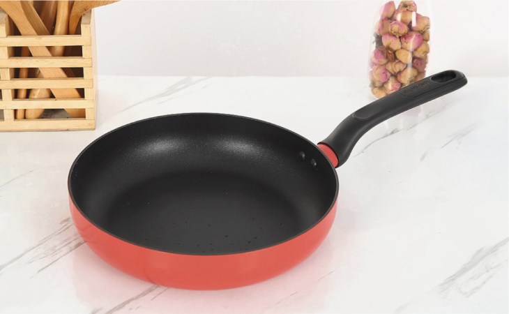 Chảo nhôm chống dính đáy từ 24 cm Supor Trendy H22104-J24A có màu sắc cam đỏ tươi sáng, bắt mắt, tăng tính thẩm mỹ cho không gian bếp