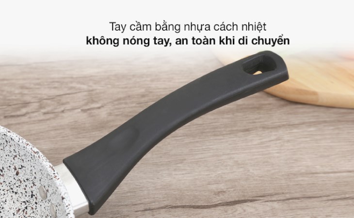 Chảo nhôm chống dính vân đá đáy từ 24 cm Supor F23A24IH có cán chảo dài dáng cong, cho bạn dễ cầm nắm