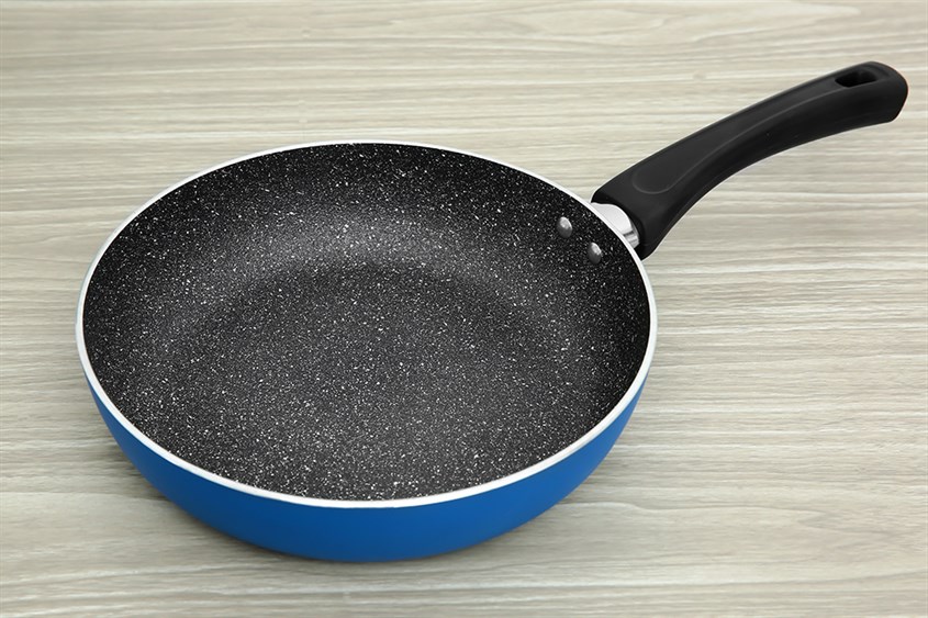 Bề mặt chảo nhôm chống dính Elmich Y1 EL-3719 sở hữu lớp chống dính vân đá phủ sơn Whitford Xylan chịu mức nhiệt tối đa 380 độ C