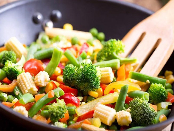 Bạn có thể sử dụng các dụng cụ bằng gỗ để đảo thức ăn