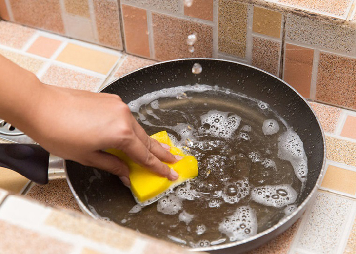 Bạn nên sử dụng miếng mút rửa chén để vệ sinh chảo chống dính