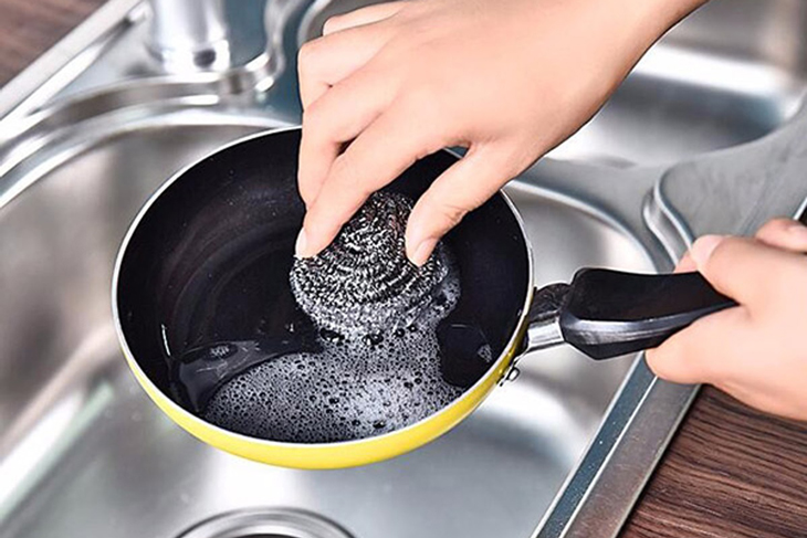 Vệ sinh chảo bằng miếng bùi nhùi có thể khiến chảo trở nên độc hại