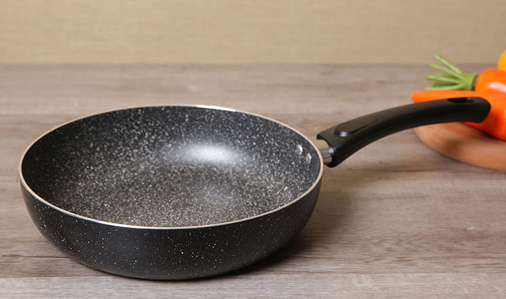 Chảo nhôm chống dính đáy từ 26 cm DMX CDD có trọng lượng nhẹ chỉ 0.5 kg giúp dễ di chuyển linh hoạt trong gian bếp.