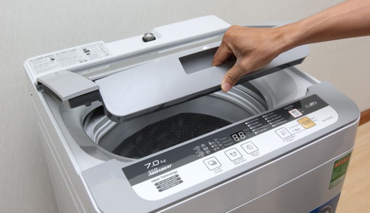 Bạn lấy tất cả các đồ giặt trong máy ra ngoài và đóng nắp lại
