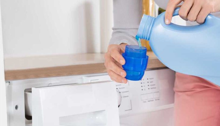Hãy mở ngăn chứa bột giặt và cho vào đó dung dịch baking soda hoặc dung dịch tẩy rửa máy giặt chuyên dụng