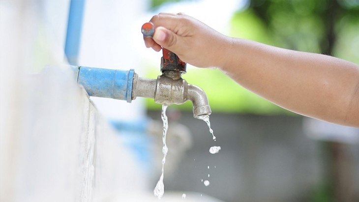 Khóa nguồn nước trước khi ra khỏi nhà