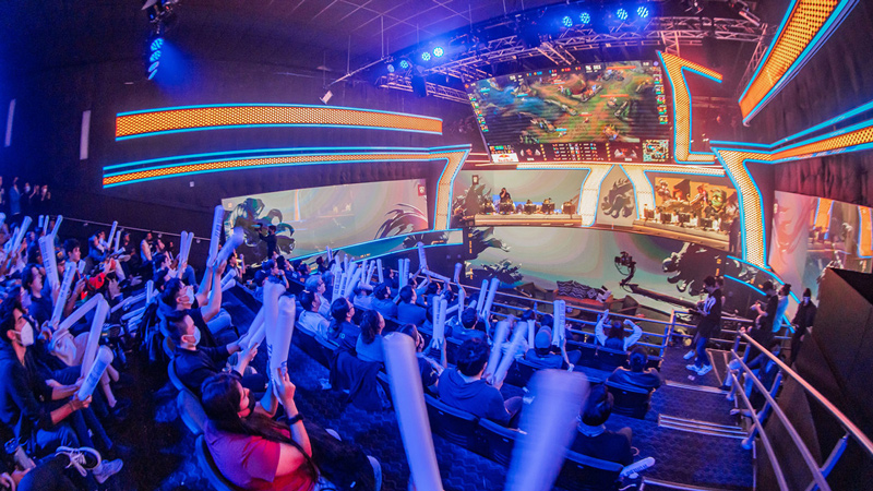 Play-in là cuộc cạnh tranh khốc liệt cho vé vớt, thi đấu Bo3 và Bo5 để chọn 3 đội vào Playoffs