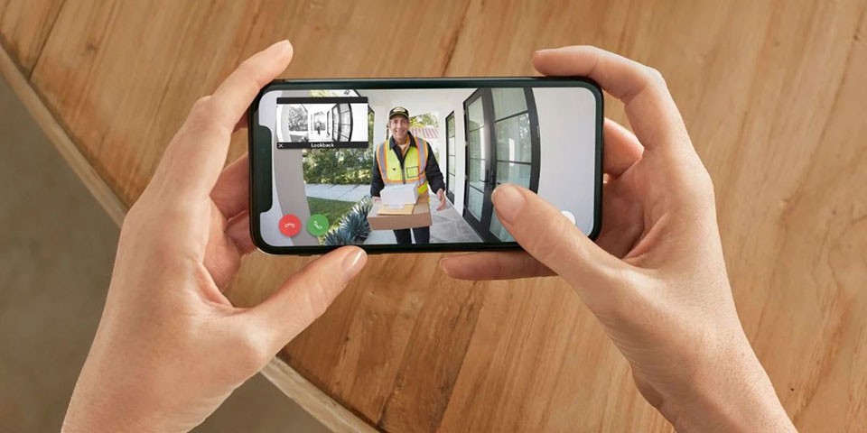 Chủ nhà có thể quan sát khách đến nhà thông qua màn hình điện thoại