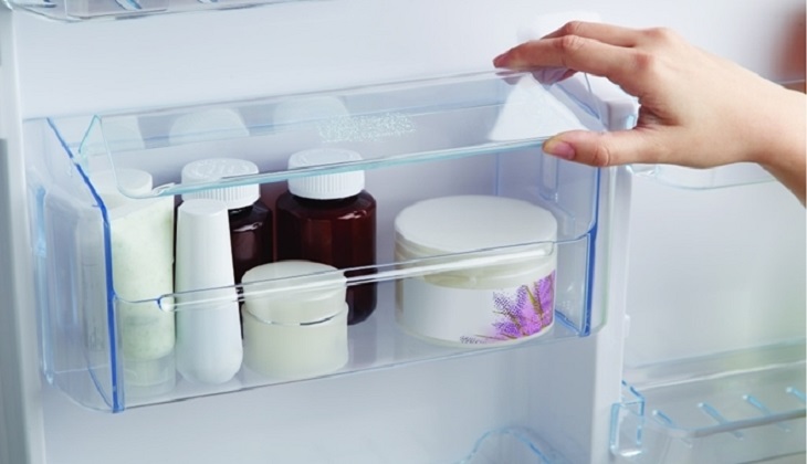 dành ra một không gian riêng ở phía cánh tủ để chứa mỹ phẩm