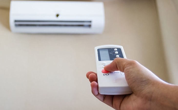 Nên bật điều hòa ở nhiệt độ 25 - 28 độ C khi sử dụng chung với quạt và nên tắt quạt khi phòng đủ lạnh