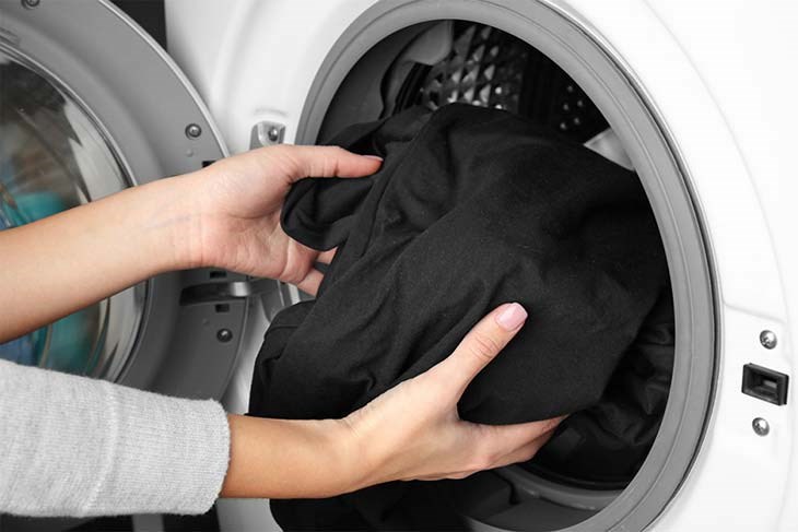 Khi áo quần bị bám bẩn, bạn nên cho ngay vào máy giặt