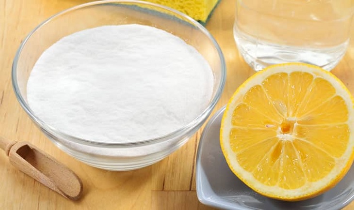 Tẩy vết bẩn với baking soda và chanh