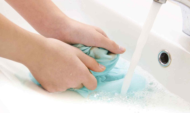 Trước khi cho vào lồng giặt, bạn nên dùng dung dịch xà bông và vò nhẹ bằng tay