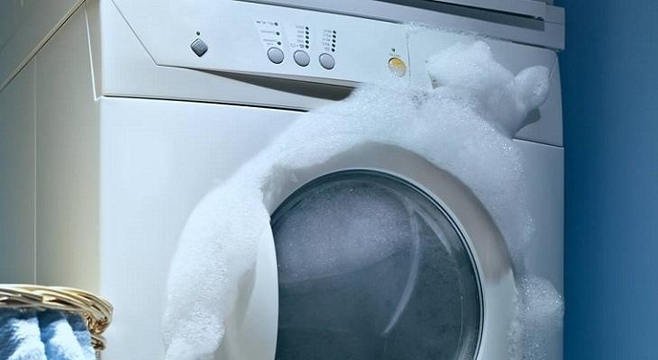 Bột giặt tay tạo nhiều bọt, ít chất tẩy, gây trào bọt ra lồng giặt