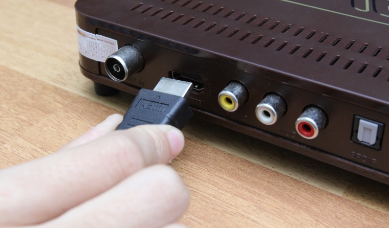 Kết nối dây cáp giữa tivi và TV Box