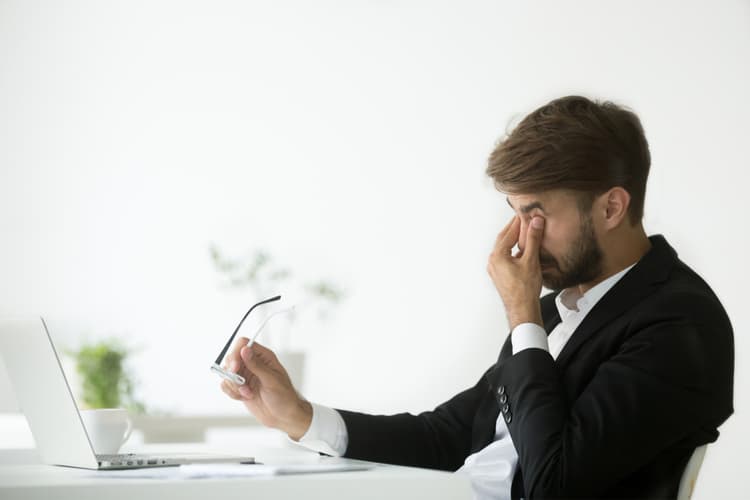 Sử dụng màn hình tivi thay cho máy tính trong thời gian dài gây mỏi mắt