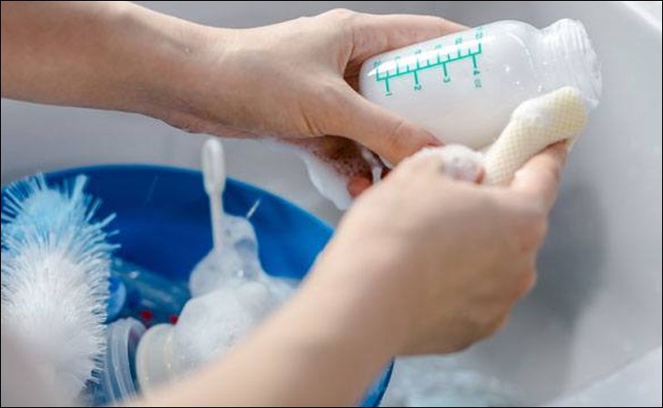 Bạn sử dụng thiết bị và dung dịch tẩy rửa chuyên dụng để vệ sinh các bộ phận của máy