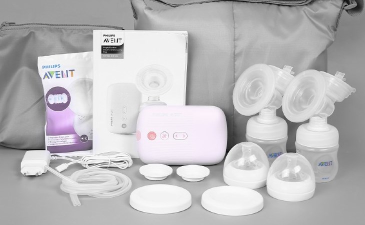 Bạn hãy tháo rời các bộ phận của máy hút sữa điện ra để bắt đầu quá trình vệ sinh