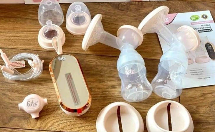 Đầu tiên bạn tháo rời các bộ phận của máy hút sữa ra để dễ dàng vệ sinh hơn