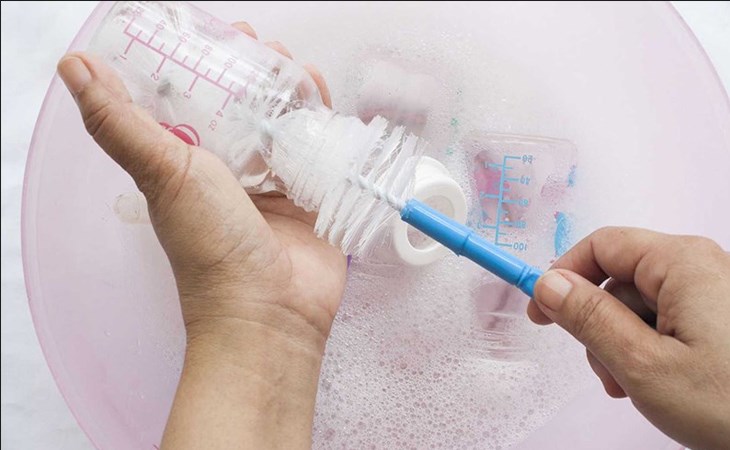 Sử dụng dung dịch chuyên dụng để vệ sinh sạch sẽ các bộ phận của máy