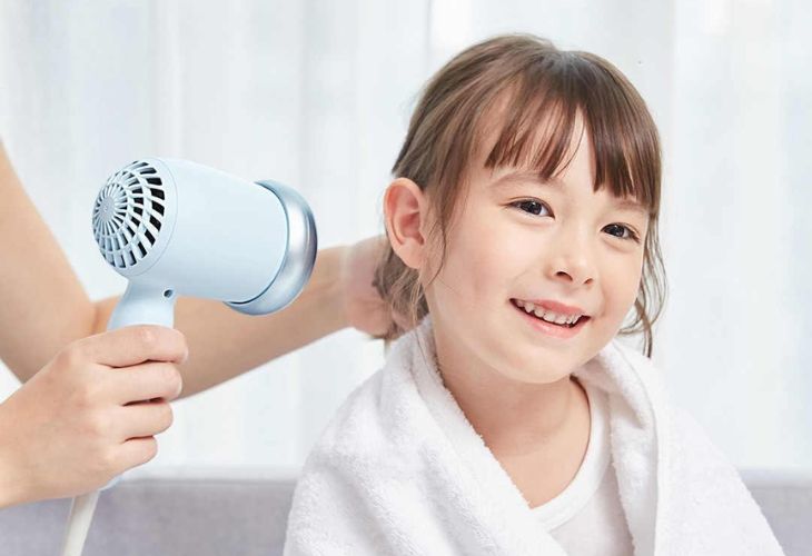 Nên duy trì khoảng cách an toàn khi sấy tóc
