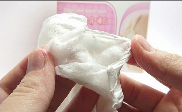 Mẹ nên kiểm tra miếng lót thấm sữa có độ thấm hút nhanh để tránh sữa bị chạy ngược