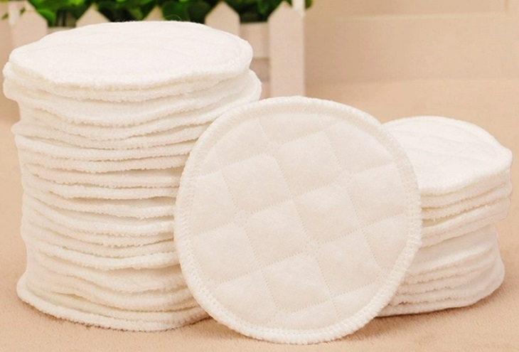 Miếng lót thấm sữa giặt được làm từ chất liệu mềm, độ bền tốt và đảm bảo sự thông thoáng