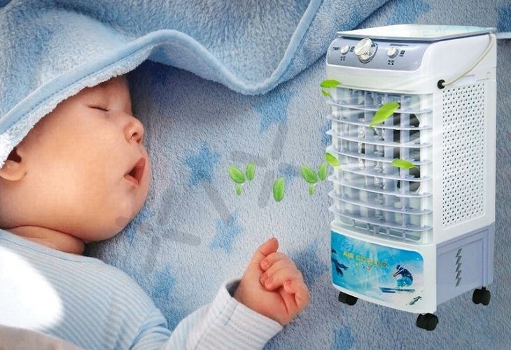 Khi không khí đi qua quạt, nhiệt độ giảm xuống, tạo ra cảm giác dịu mát cho trẻ