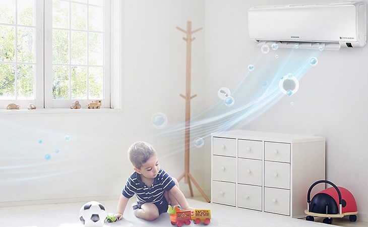 Bạn chỉ nên để bé trong phòng điều hòa từ 2 - 3 giờ và sau đó chuyển qua chế độ nằm quạt