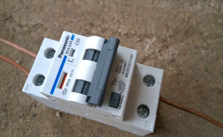Khi lắp đặt aptomat bạn cần lưu ý đến vị trí lắp thiết bị để dễ dàng sử dụng.