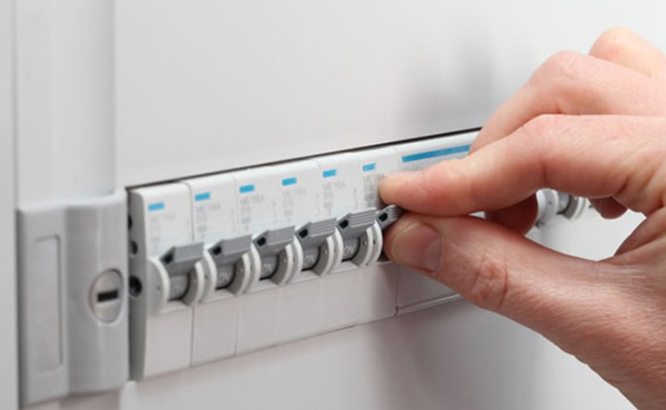 Ngắt toàn bộ nguồn điện trước khi lắp đặt để đảm bảo an toàn.