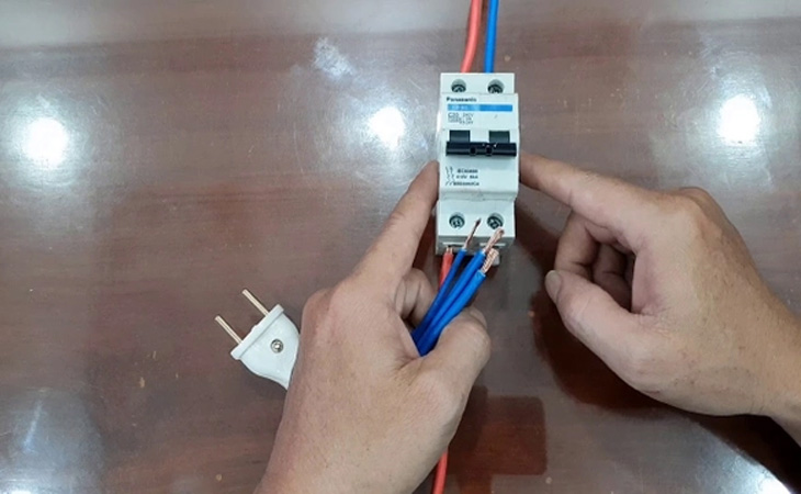 Nối dây điện vào aptomat chống giật