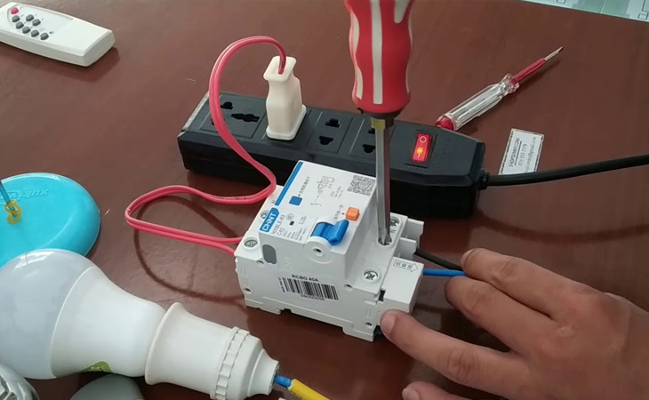 Lắp lại mặt bảo vệ và kiểm tra hoạt động của thiết bị xem có hoạt động với hệ thống điện chưa.