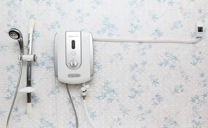 Máy nước nóng trực tiếp Ariston 4500W AURES PREMIUM 4.5P PEARL có thiết kế hiện đại, tích hợp vòi sen để sử dụng.