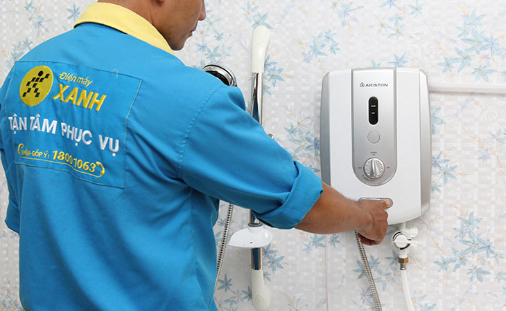 Tháo mặt bảo vệ, khu vực đấu nối ở máy nước nóng để nối dây điện với aptomat.
