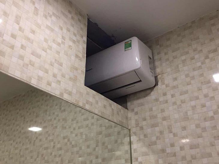 Phải đục tưởng để tạo lỗ thông lớn để lắp 1 điều hòa cho cả 2 phòng