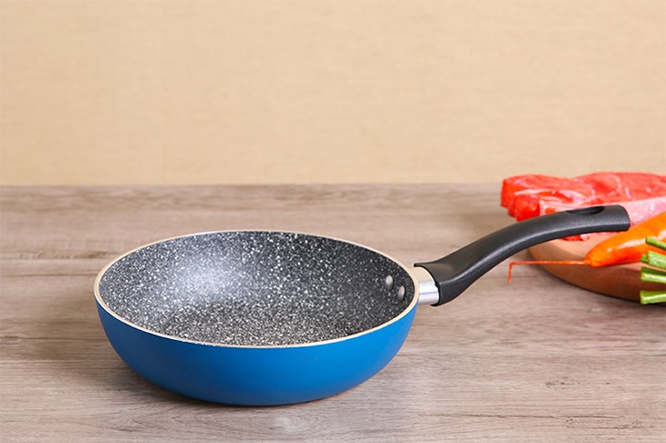 Chảo nhôm chống dính vân đá đáy từ 20 cm Elmich Y1 EL-3718 có đường kính 20cm có thể luộc cùng lúc 2 quả trứng