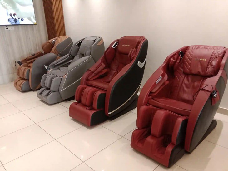 Tại những cửa hàng kinh doanh ghế massage, luôn có các mẫu trưng bày để khách hàng xem hoặc trải nghiệm thử