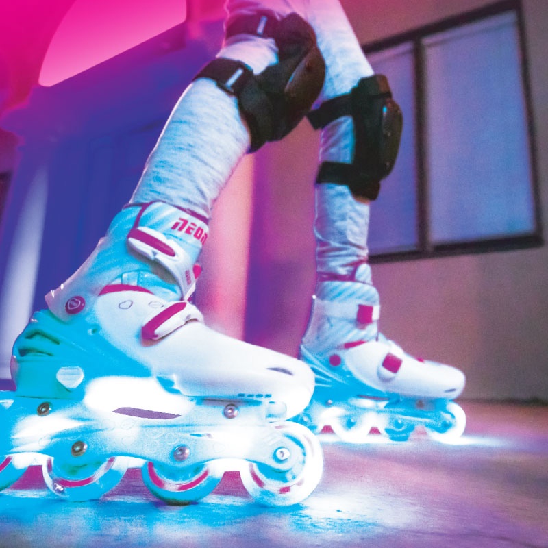 Giày Patin Yvolution Neon Inline Xanh Ngọc NT07T4 được gắn đèn LED dưới bánh xe giúp thu hút ánh nhìn và tăng tính an toàn khi di chuyển trong bóng tối